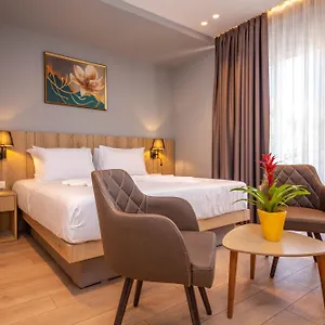 Hotel Azure, Sarandë